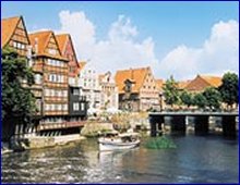 Kneipenviertel mit historischen Speicherhäusern.